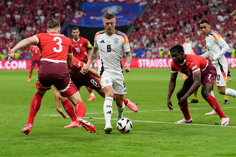 Toni Kroos dribbles the ball